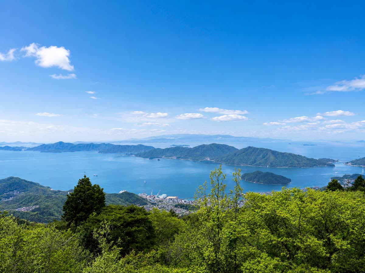 野呂山から望む瀬戸内海と川尻町の町並み